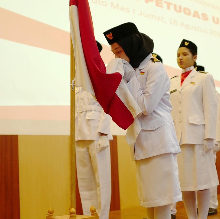 <p>"Mommy dan Ayah sangat bangga sama kakak @sh4ista dan kakak @shanika.stokhorst atas semangat kalian mencintai negara kita ini dengan mengikuti kegiatan paskibra di sekolah. MasyaAllah Tabarakallah, Allahumma Baarik," tulis sang Bunda. (Foto: Instagram @rio.stokhorst @eischulz)</p>