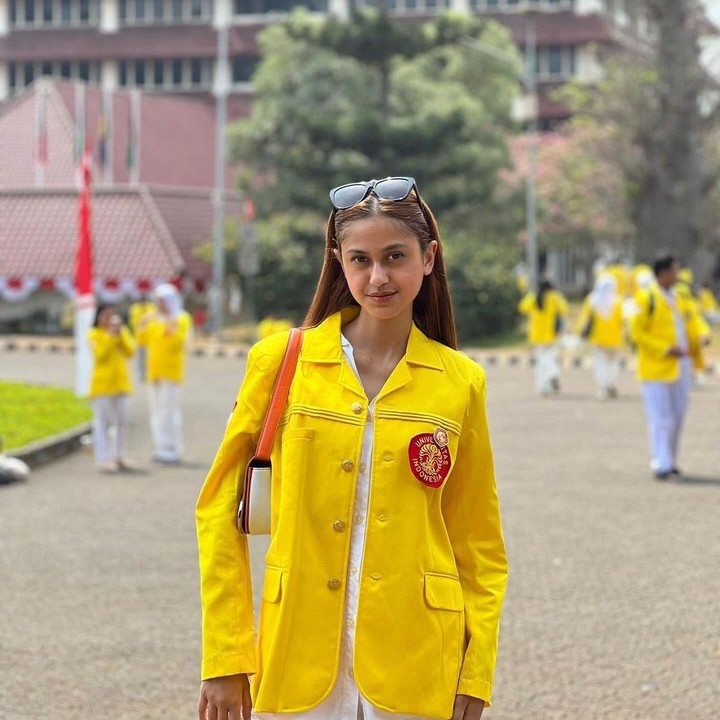 <p>Asila Maisa Fatihah telah resmi menjadi bagian dari mahasiswi Fakultas Hukum Universitas Indonesia (UI). Momen ia mengenakan almamater yang populer disebut jakun alias jas kuning itu membuat kedua orang tuanya bangga. (Foto: Instagram@abiramzi76)</p>