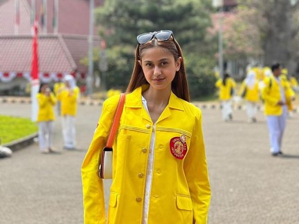 5 Potret Asila Putri Ramzi Kenakan Jas Almamater UI, Bikin Ayah & Bundanya Bangga