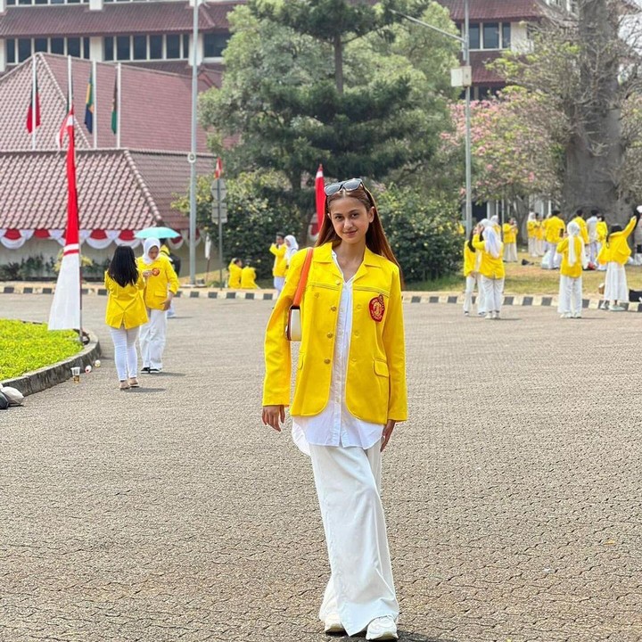 <p>Pencapaiannya itu juga menjadi kebanggaan bagi kedua orang tuanya. Hal tersebut diungkap langsung oleh Ramzi yang mengunggah potret sang putri saat mengenakan almamater jas kuning. (Foto: Instagram@abiramzi76)</p>