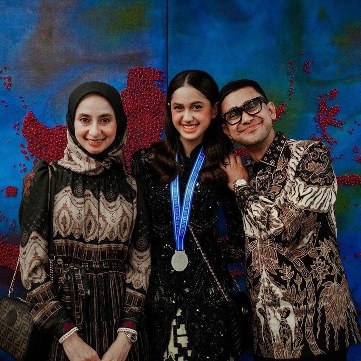 <p>Pada kesempatan itu, Ramzi juga mengaku bahwa ternyata pernah bermimpi kuliah di kampus sang putri saat ini. "Kamu akan melewati fase kehidupan yang baru sebagai mahasiswi di universitas yang dulu abi hanya bisa bermimpi untuk kuliah di sana," ungkapnya. (Foto: Instagram@therealasilamaisa)</p>