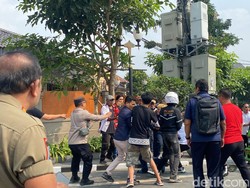 Demo Sopir Angkot di Sukabumi Sempat Panas