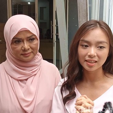 Ungkap Awal Curiga Betharia Sonata Kena Stroke, Anak: Ada yang Ngeliat Mama...