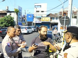 Bule di Malang Tinggalkan Motor 3 Hari di Jembatan gegara Tiket Parkir