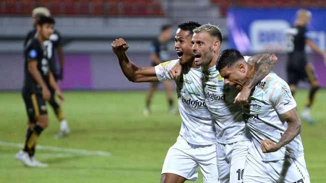 Persib Bandung akan melakoni duel melawan Arema FC pada ketiga Liga 1 2024/2025. Berikut link live streaming Persib vs Arema.