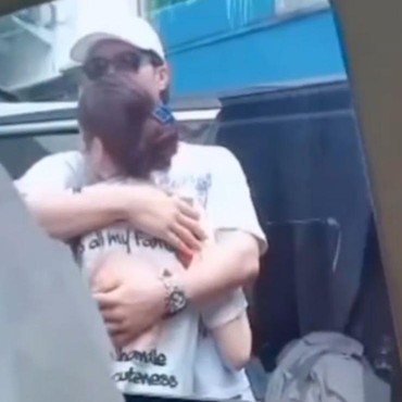 Usai Go Public, 7 Momen Bucin El Rumi & Syifa Hadju Peluk Cium di Tempat Umum