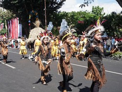 Busana Etnik Nusantara Warnai Karnaval Kemerdekaan di Banyuwangi