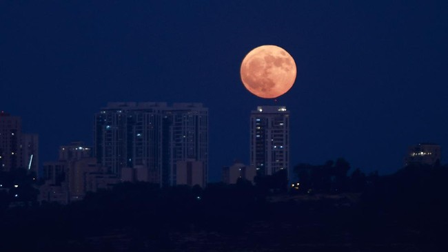 Pertunjukan Langit Malam: Duet Memukau antara Supermoon dan Saturnus dalam Konjungsi