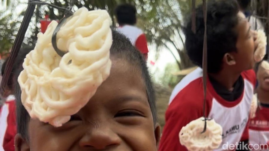 Lomba makan kerupuk Kemensos yang diikuti oleh Suku Anak Dalam Jambi