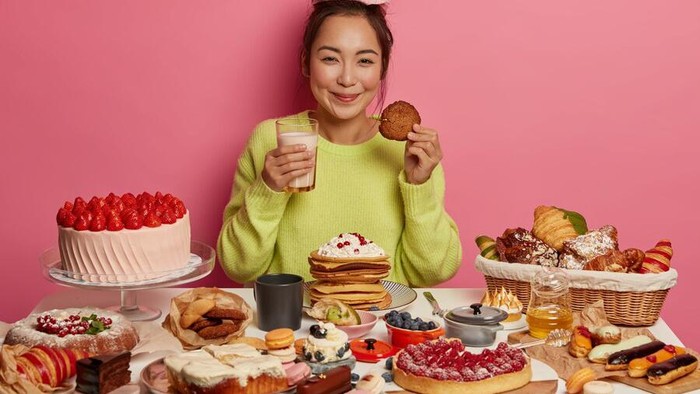 Makanan manis/Foto: freepik.com/wayhomestudio