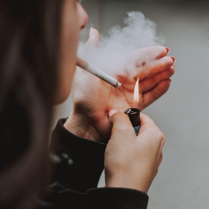 Pada dasarnya, larangan rokok secara aktif tersebar di seluruh dunia. Di hotel sendiri, terdapat sejumlah tanda dilarang merokok.