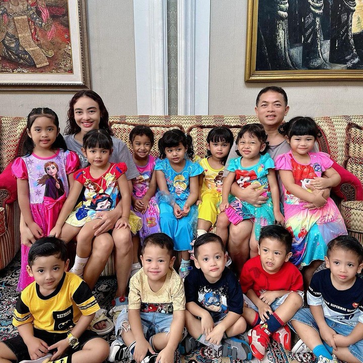 <p>Agar tidak kewalahan mengurus 13 bayi, Monica pun menyewa sejumlah <em>babysitter</em>, Bunda. Setidaknya, istri dari pengusaha tambang batu bara, Hariyanto Duryat ini memiliki 13 orang babysitter dan 30 asisten rumah tangga (ART) untuk membantu mengurus rumahnya. (Foto: Instagram: @monica_soraya_haryanto)</p>