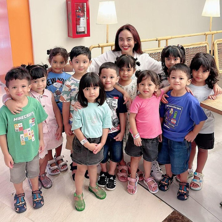 <p>Tidak sedikit netizen yang merasa takjub dengan kebaikan hati Monica serta sang suami. Banyak yang mendoakan agar Monica dan keluarga selalu diberikan kesehatan dan keberkahan yang melimpah. (Foto: Instagram: @monica_soraya_haryanto)</p>