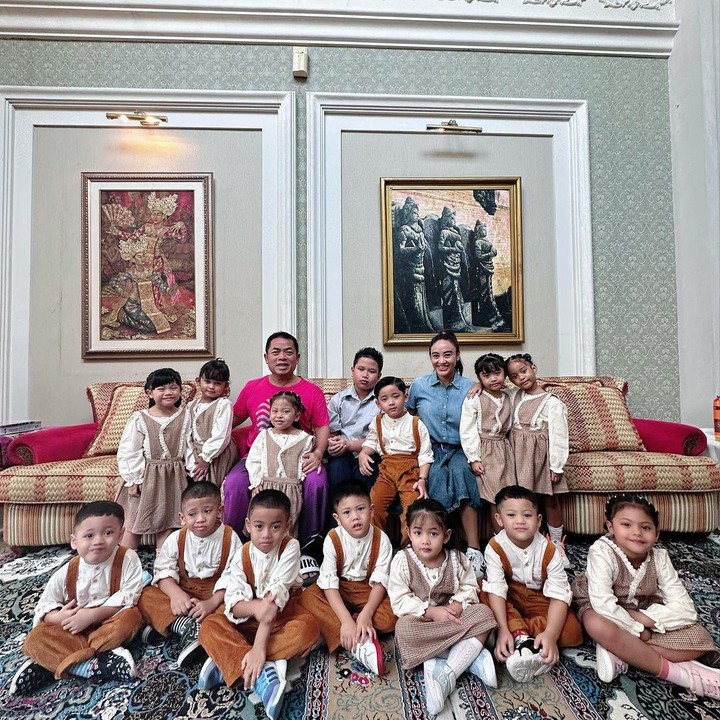 <p>"Anak-anakku tercinta. Suatu saat nanti kalian semua akan mengerti arti dan teguran Ayah dan Bunda dalam mendidik kaluan semuanya bukan berarti kami tidak sayang. Tetapi teguran kami adalah tanda bahwa kami sangat menyayangi kalian semua," ujarnya dengan emotikon hati. (Foto: Instagram: @monica_soraya_haryanto)</p>