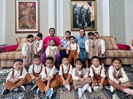 7 Potret Terbaru Monica Soraya Bareng 13 Anak Angkat, Seru dan Kompak
