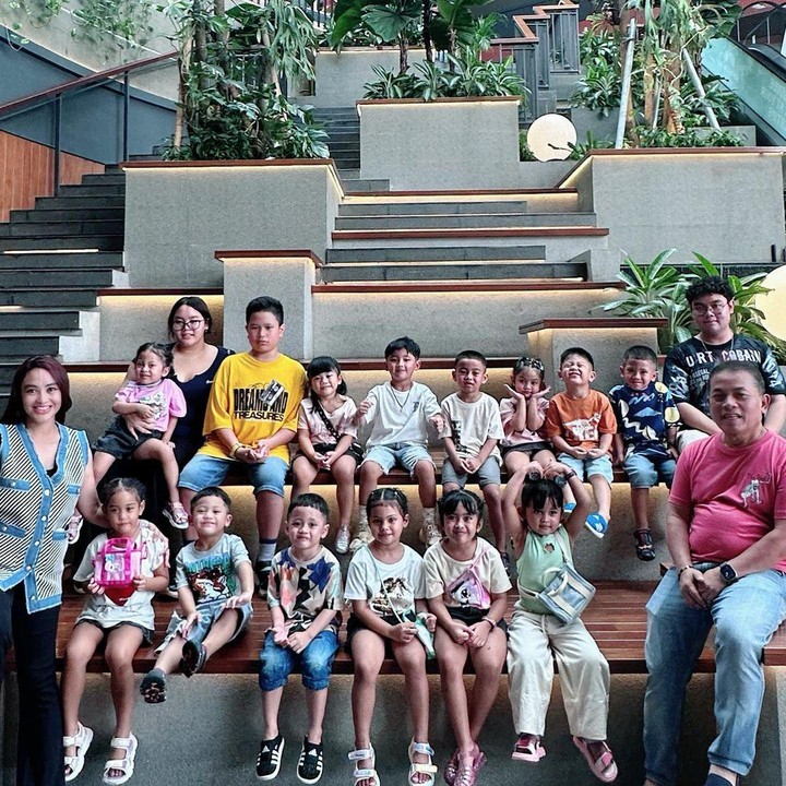 <p>Meski bukan anak kandung, Monica dan suami tetap memberikan cinta dan kasih sayang penuh kepada 13 anak angkat mereka. Selain itu, keduanya juga mendidik anak-anak tersebut seperti layaknya anak kandung, Bunda. (Foto: Instagram: @monica_soraya_haryanto)</p>