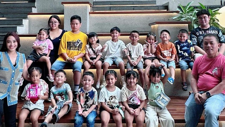 Monica Soraya dan 13 Anak Angkat