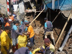 Tak Ada Tanda Apapun, Rumah Dani Mendadak Ambruk di Bandung