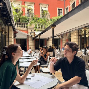 Pasangan Artis Korea Cha Ye Ryun dan Joo Sang Wook Bagikan Potret Liburan di Paris