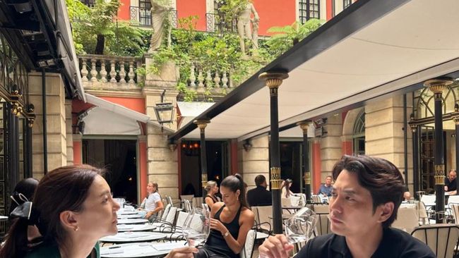 Pasangan Artis Korea Cha Ye Ryun dan Joo Sang Wook Bagikan Potret Liburan di Paris