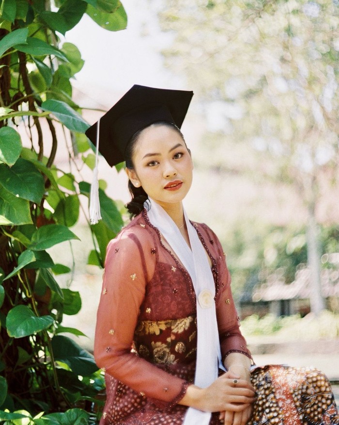 Rania memang dikenal sangat menyukai kebaya. Di momen wisudanya, Rania memakai kebaya modern hasil rancangan Kirtas by Cinintya Syakyakirti. (Rania Yamin/Foto: instagram.com/raniaayamin)