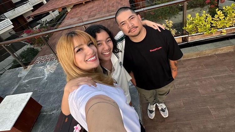 Sheila Marcia bersama putrinya, Leticia, dan suami, Dmust Akira.