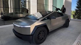 FOTO: Tesla Cybertrcuk Versi Perang Buatan Pemimpin Chechen Rusia