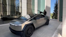 Pemimpin Chechen Pamer Tesla Cybertruck Siap Perang ke Ukraina