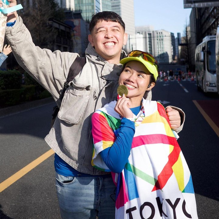 <p>Kecintaan Yura terhadap olahraga mendapat dukungan penuh dari Donne. Pada Maret lalu, Donne juga rela terbang ke Jepang untuk mendampingi Yura yang ikut Tokyo Marathon. Dukungan Donne ini membuat Yura semangat berlari sampai garis <em>finish</em>. (Foto: Instagram @yurayunita/ @donne_maula)</p>
