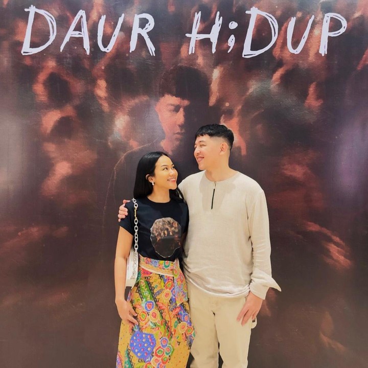 <p>Belum lama ini, Yura terlihat memberikan dukungannya untuk sang suami yang akan merilis album baru,<em> Daur Hidup</em>. Ini merupakan album pertama Donne yang akhirnya rilis setelah mendapatkan dukungan dari sang istri. (Foto: Instagram @yurayunita/ @donne_maula)</p>