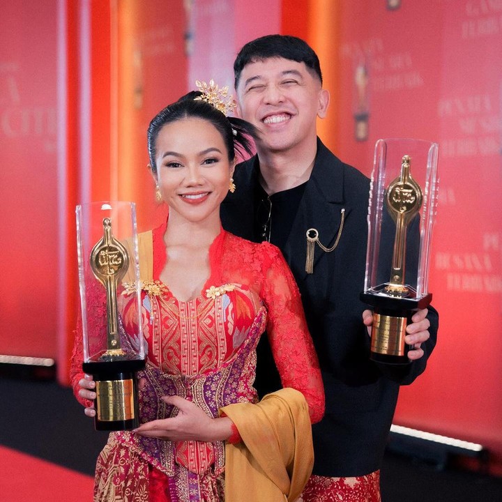 <p>Selain memiliki karya masing-masing, Yura dan Donne juga mempunyai karya bersama. Pada akhir tahun lalu, Yura keduanya mendapatkan penghargaan Piala Citra untuk lagu <em>Jalan Pulang</em> yang ditulis bersama. Lagu ini menjadi soundtrack film <em>Jalan yang Jauh Jangan Lupa Pulang</em>. (Foto: Instagram @yurayunita/ @donne_maula)</p>