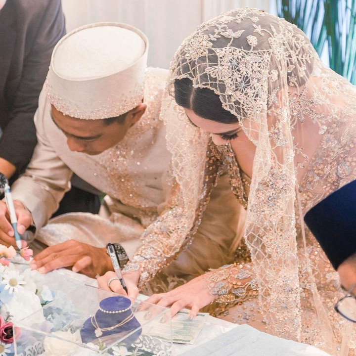 <p>Melalui unggahan tersebut, Arhan memamerkan momen saat mereka melangsungkan akad nikah di Masjid Indonesia Tokyo pada 20 Agustus 2023. Keduanya terlihat sedang menandatangani buku nikah, Bunda. (Foto: Instagram@pratamaarhan8)</p>