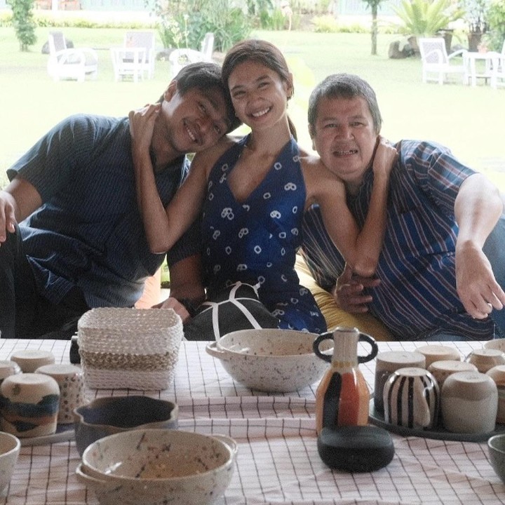 <p>Unggahan tersebut juga dibanjiri oleh komentar netizen yang menyoroti keharmonisan mereka. "Kompak selalu paksu dan papah," kata akun @mam***. "Lucunya keluarga ini. <em>Happy birthday</em> untuk <em>Daddy</em>-nya," ujar @hellmy*** "Jadi di sini yang orang ketiga <em>Daddy</em>-nya apa Devan ya?" komentar @pipihe****  (Foto: Instagram @miktambayong)</p>