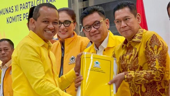 Bahlil Lahadalia saat menyerahkan berkas pendaftaran sebagai calon ketua umum partai Golkar kepada Ketua Dewan Pengarah Munas XI Partai Golkar, Adies Kadir. (Dok. Golkar)