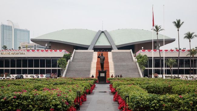 Bukan rahasia lagi bahwa gedung DPR/MPR merupakan saksi sejarah untuk beragam peristiwa yang menimpa bangsa ini, salah satunya reformasi 1998.