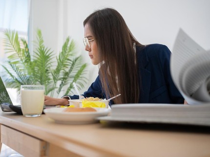 Makan Siang di Meja Kerja Bisa Berbahaya untuk Kesehatan, Ini Alasannya