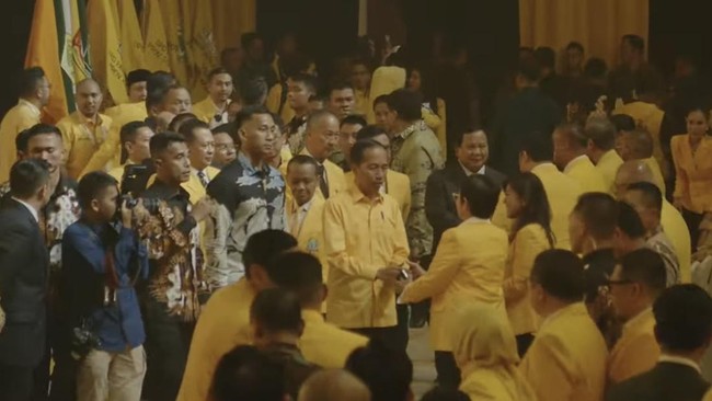 Jokowi datang di aktivitas penutupan Munas Golkar di JCC, Senayan, mengenakan kemeja berwarna kuning.