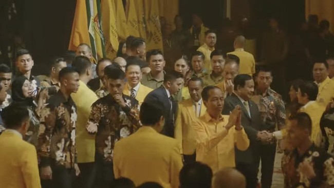 Presiden Joko Widodo (Jokowi) merespons wacana yang menyebut dirinya akan menjadi Ketua Dewan Pembina Partai Golkar.