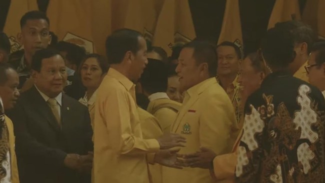Presiden Joko Widodo mengungkap alasan dirinya mengenakan kemeja kuning dalam kehadirannya di penutupan Munas XI Partai Golkar, Rabu (21/8) malam.