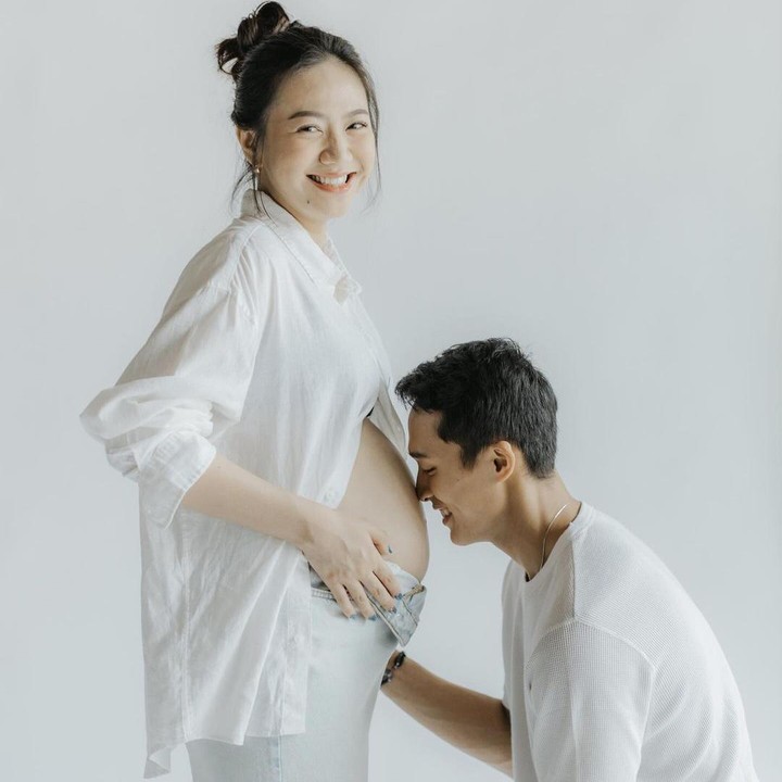 <p>Nah, untuk menemani sang istri melahirkan, Jonatan Christie baru-baru ini memutuskan mundur dari kompetisi bulu tangkis Japan Open 2024. Menurut pria 26 tahun ini, Shanju sudah mengalami kontraksi kecil jelang persalinan. (Foto: Instagram @shanju)</p>