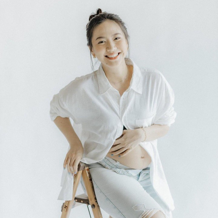 <p>Di foto maternity ini, Shanju juga memamerkan baby bump kehamilannya yang sudah terlihat jelas. Mantan member JKT48 ini terlihat semakin glowing di usia kehamilannya yang sudah besar. (Foto: Instagram @shanju)</p>