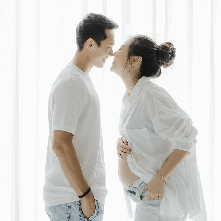 <p>Jonatan Christie dan Shanju resmi menikah pada 1 Desember 2023. Pada Februari 2024, Shanju mengumumkan kehamilan pertamanya ke publik. Sejak saat itu, Shanju kerap membagikan potret perjalanan kehamilan pertamanya di media sosial, Bunda. (Foto: Instagram @shanju)</p>