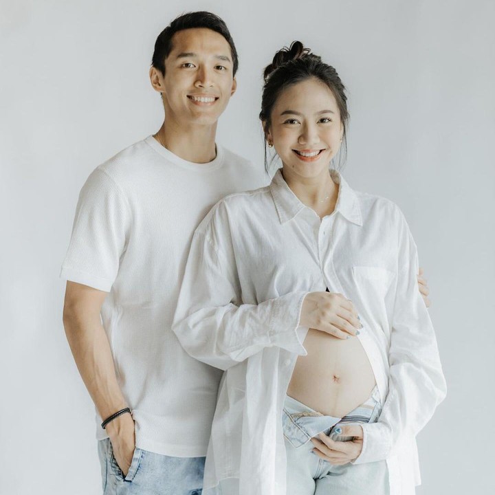 <p>Jelang persalinan, Shanju membagikan potret maternity kehamilan pertamanya di media sosial. Dalam potret ini, ia dan sang suami kompak mengenakan baju berwarna putih dengan paduan celana jeans. (Foto: Instagram @shanju)</p>