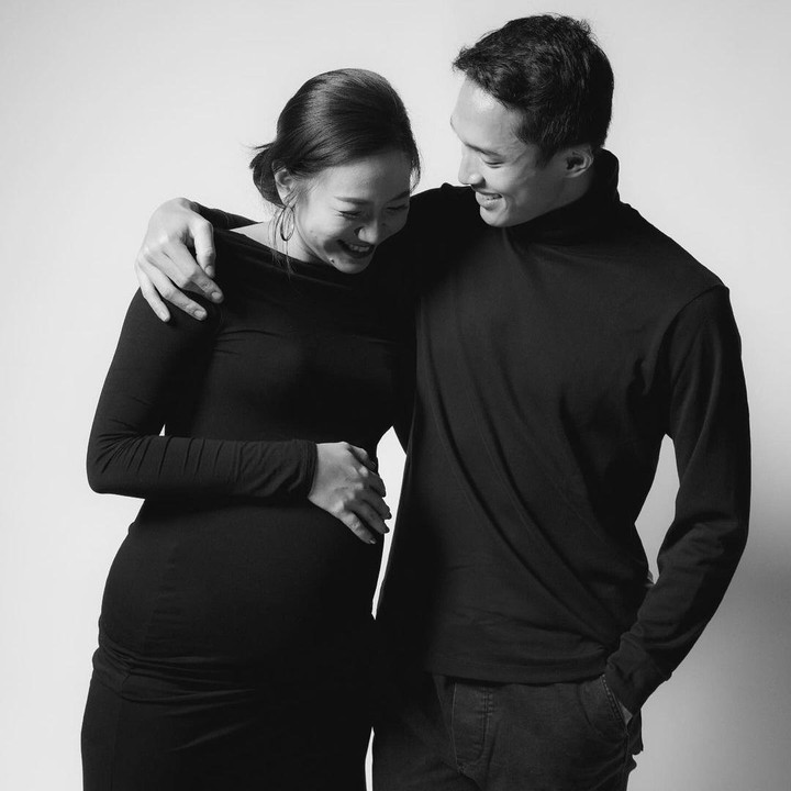 <p>Pemain bulu tangkis Jonatan Christie dan istrinya Shania Junianatha atau akrab disapa Shanju, sebentar lagi akan dikaruniai anak pertama. Saat ini, usia kehamilan Shanju sudah masuk trimester akhir, Bunda. (Foto: Instagram @shanju)</p>