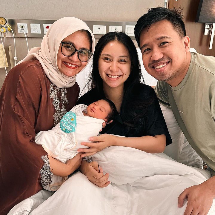 <p>Joshua Suherman menikah dengan Clairine Clay pada tahun 2021, Bunda. Dari pernikahan ini, keduanya pun dikaruniai seorang anak laki-laki. (Foto: Instagram: @jojosuherman)</p>