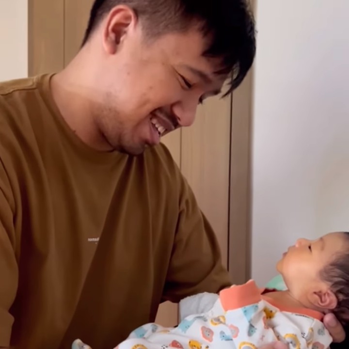 <p>"Sehat-sehat Bapak, Ibu, dan adik," kata seorang netizen. "Sehat-sehat selalu Jojo dan keluarga," ungkap netizen lainnya dengan emotikon hati. (Foto: Instagram: @jojosuherman)</p>