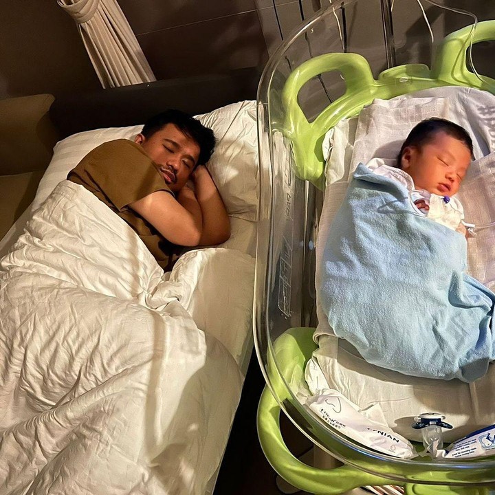 <p>Sejak kelahiran sang putra, Joshua pun sering mengunggah momen kebersamaannya dengan Elio. Joshua pun turut andil dalam mengasuh sang putra, Bunda. (Foto: Instagram: @jojosuherman)</p>