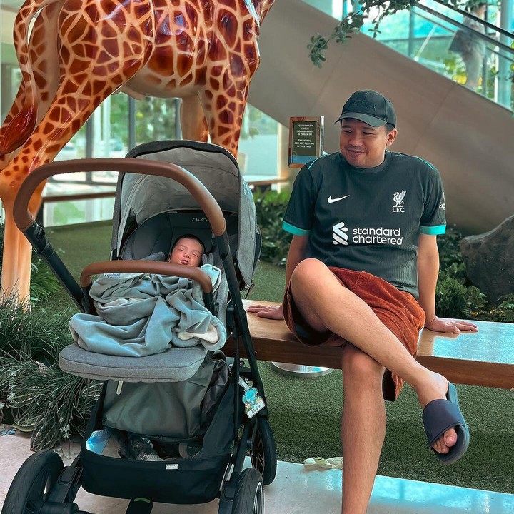 <p>Melihat dari laman Instagram-nya, Joshua terlihat berjalan-jalan dengan Elio menggunakan <em>stroller</em>. Tidak hanya itu, Elio juga terlihat nyaman tidur di pangkuan sang Ayah. (Foto: Instagram: @jojosuherman)</p>