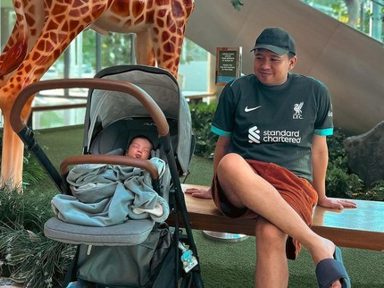 7 Potret Gaya Joshua Suherman Asuh Anak Pertama, Bikin Salfok Banget Bun