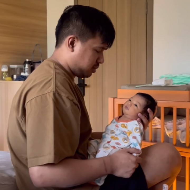 <p>Bahkan, belum lama ini Joshua membagikan potret saat momong sang putra mulai dari membantu mengatasi cegukan pada bayinya hingga melakukan <em>tummy time,</em> aktivitas di mana Si Kecil tengkurap. (Foto: Instagram@jojosuherman)</p>